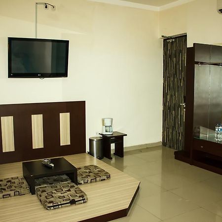 Vindhika Hotel Makassar Exterior foto
