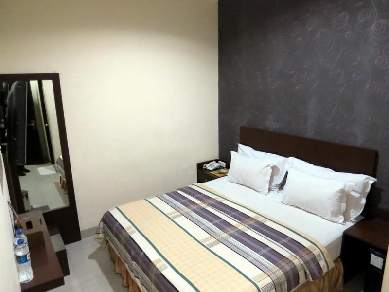 Vindhika Hotel Makassar Zimmer foto